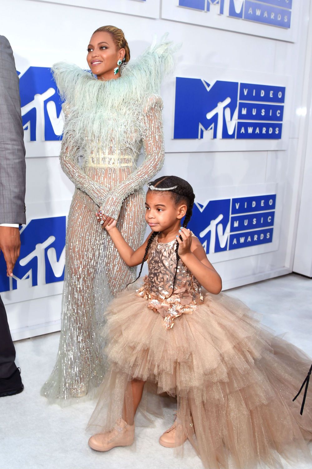 5. Los flases de las cámaras se volvieron locos al ver a QueenB con su pequeña Blue Ivy, dejándonos a todos atónitos.