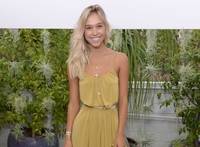 Alexis Ren en la fiesta de H&M Loves Coachella