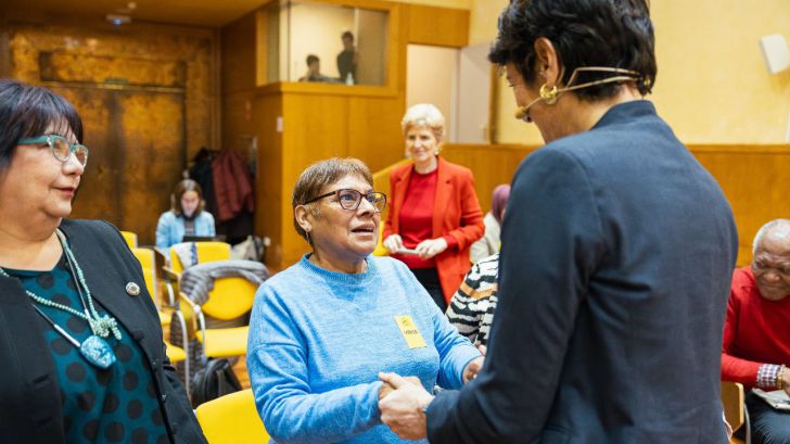 Elma Saiz rinde homenaje a los mayores migrantes en el Día Internacional del Migrante